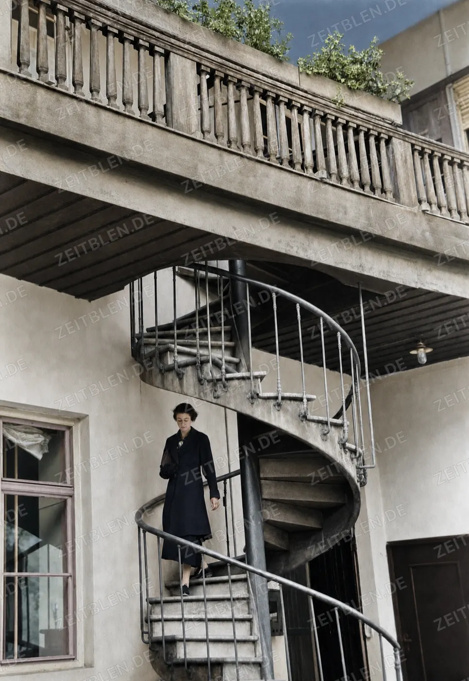 Frau auf einer eisernen Wendeltreppe, 1936