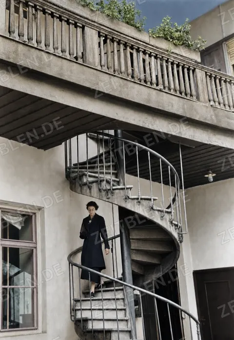 Frau auf einer eisernen Wendeltreppe, 1936