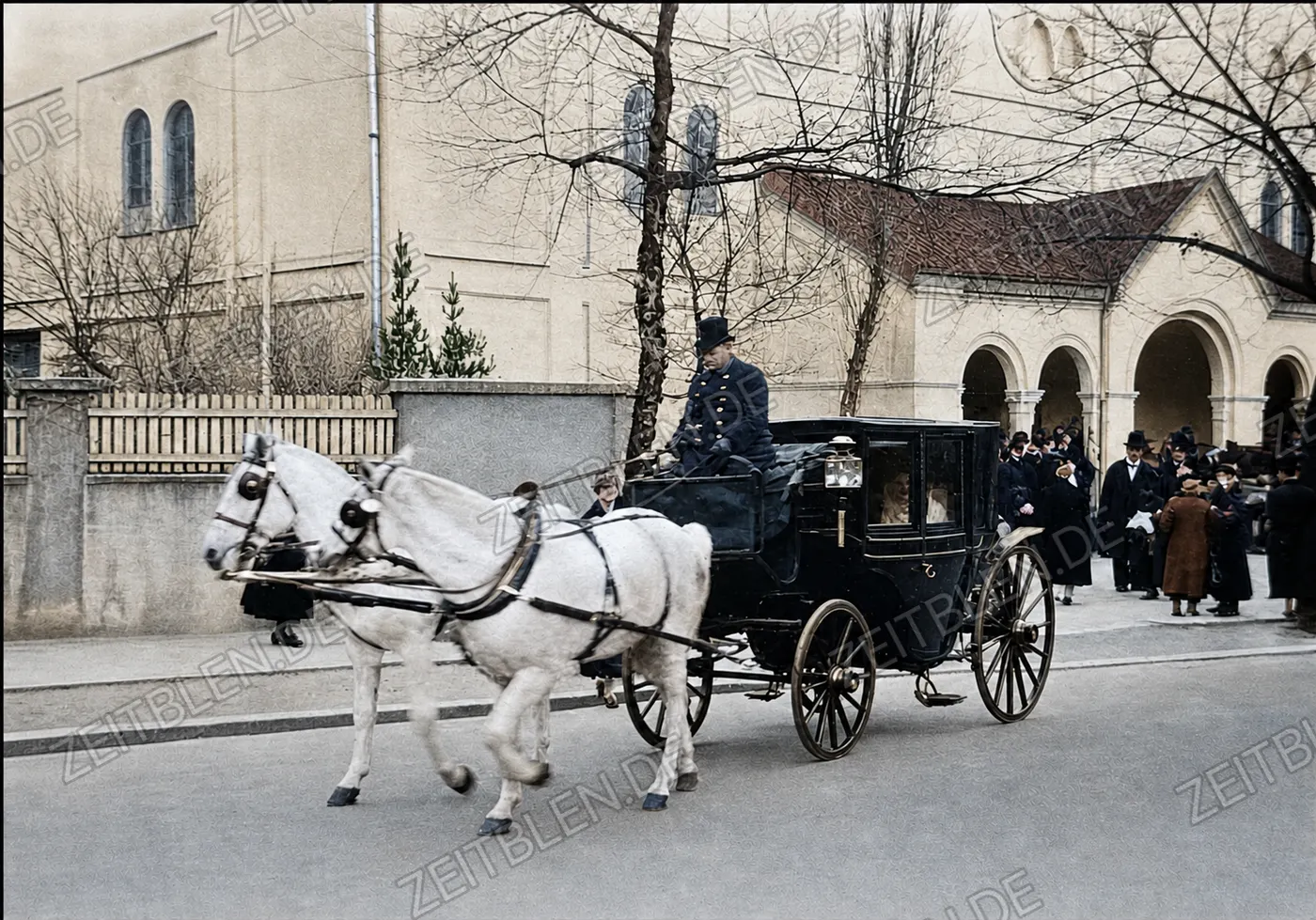 Brautkutsche vor der Herz-Jesu-Kirche in München, 1936