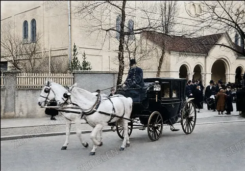Brautkutsche vor der Herz-Jesu-Kirche in München, 1936
