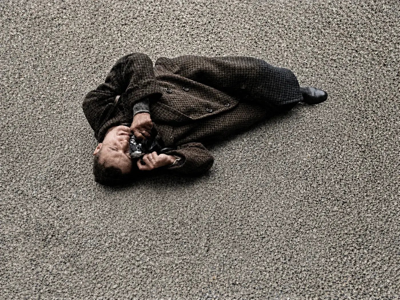 Fotograf Sigl bei einer bodennahen Aufnahme, 1937