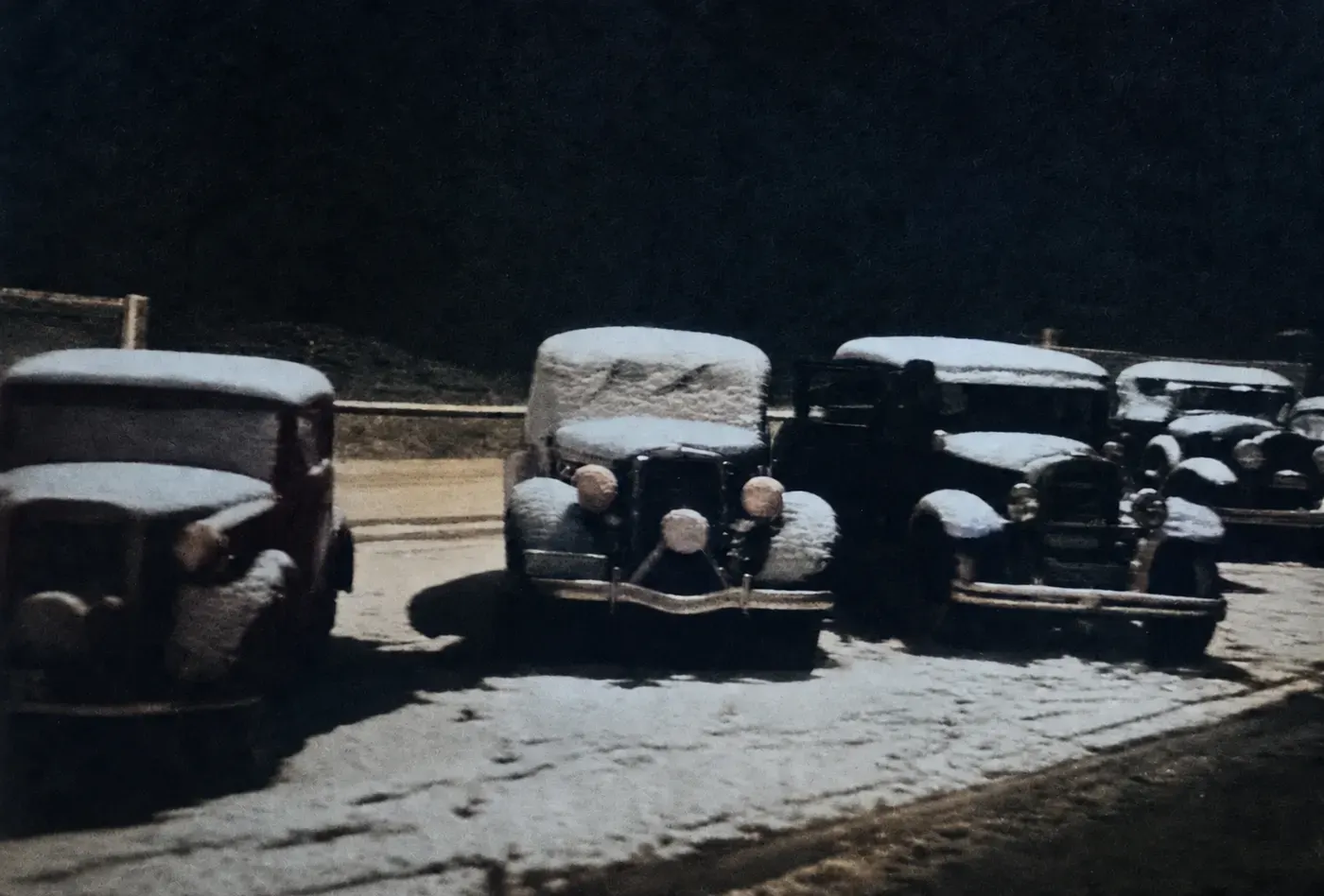Eingeschneite Automobile in München, Dezember 1936