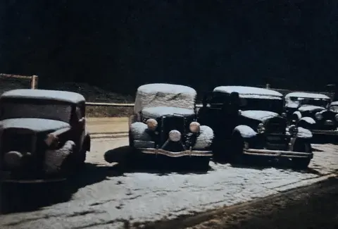 Eingeschneite Automobile in München, Dezember 1936