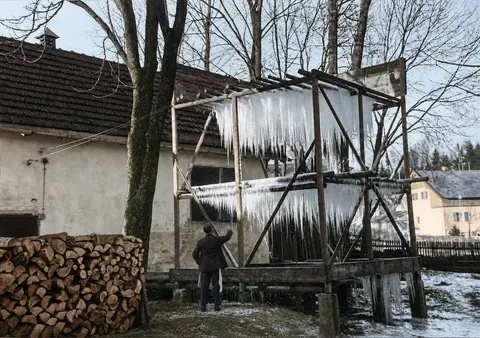 Natureisgewinnung am Eisgalgen eines Wirtshausgartens