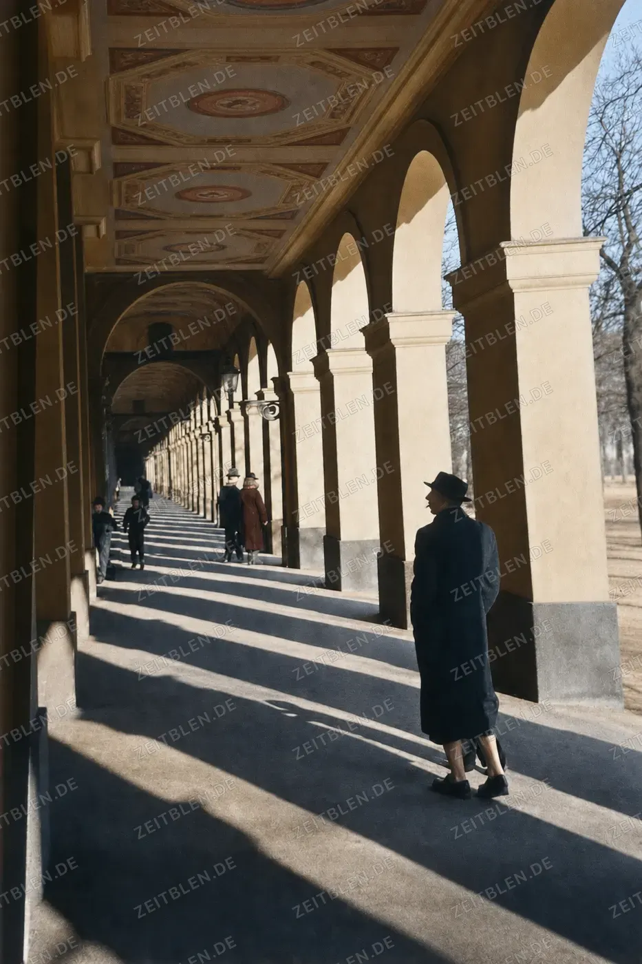 Winterlicht in den Münchner Hofgartenarkaden, 1937