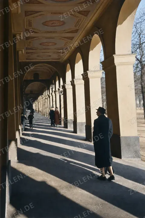 Winterlicht in den Münchner Hofgartenarkaden, 1937