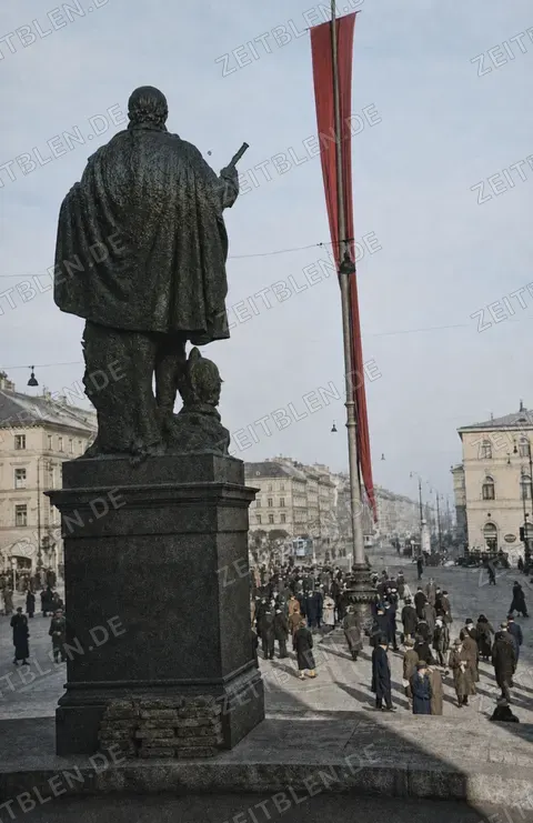 Passanten am Odeonsplatz, gesehen aus der Feldherrnhalle