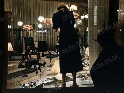Dekorateurin bei der Arbeit an einer Düsseldorfer Schaufensterauslage, 1937