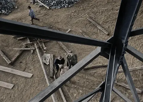 Blick aus dem Stahlgerüst auf Arbeiter der Reichsausstellungs-Baustelle, Düsseldorf 1937