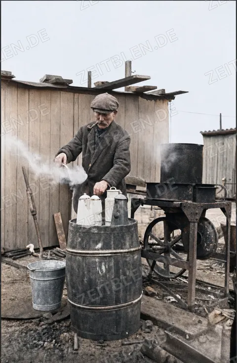 Bauarbeiter füllt heiße Getränke ab, Düsseldorf 1937