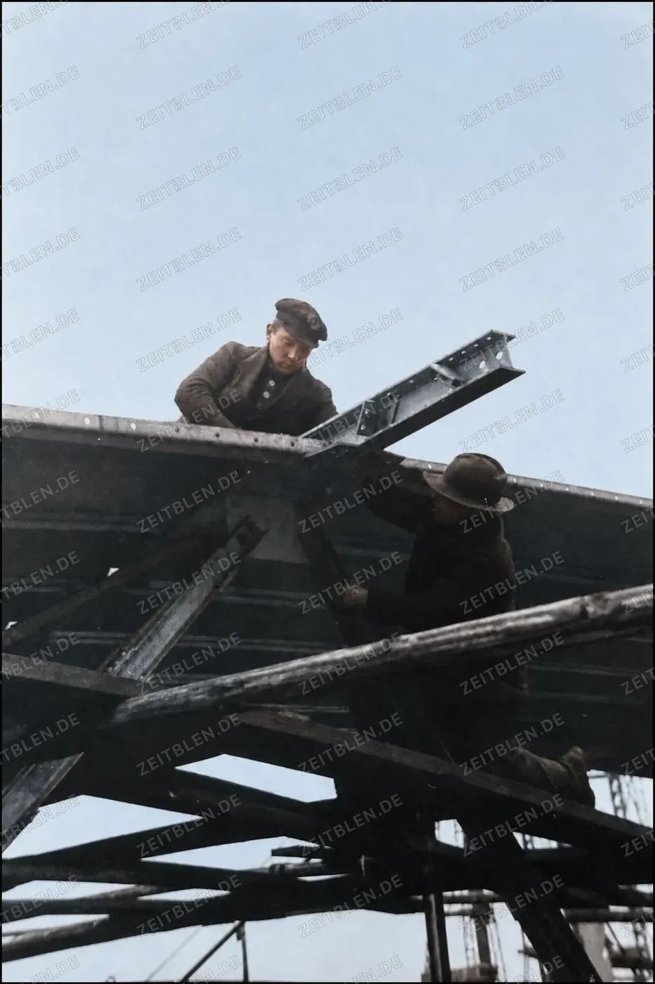 Zwei Arbeiter am Stahltragwerk der Reichsausstellung, Düsseldorf 1937