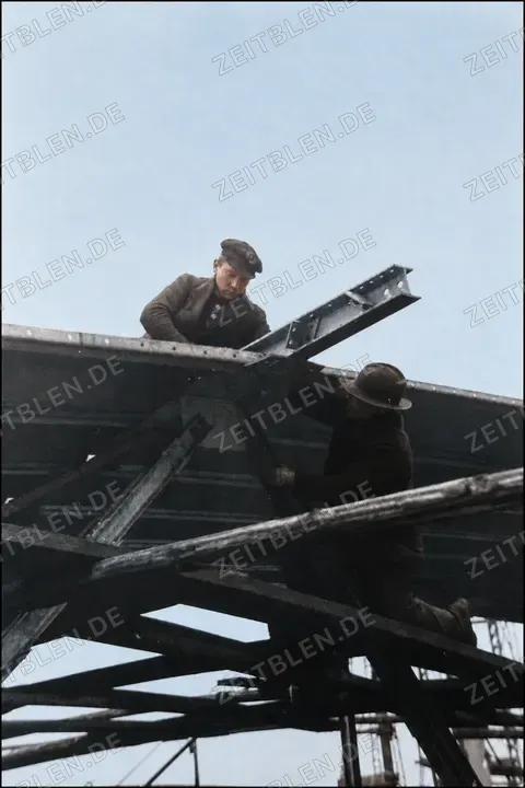 Zwei Arbeiter am Stahltragwerk der Reichsausstellung, Düsseldorf 1937