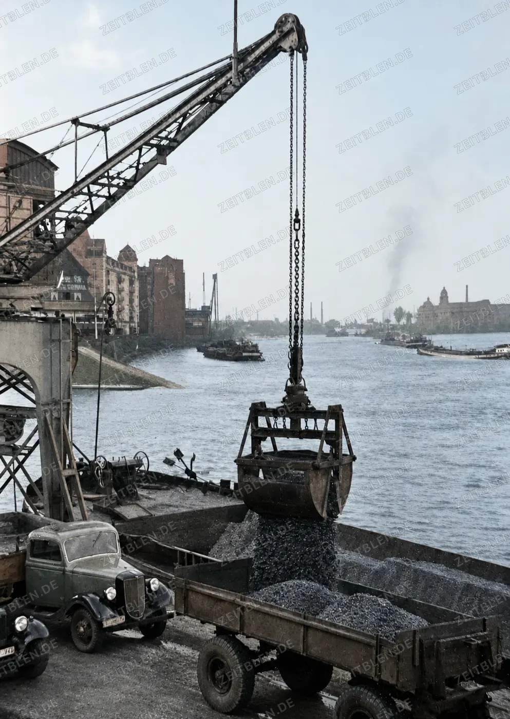 Schüttgutumschlag mit Greiferkran im Düsseldorfer Hafen, 1937