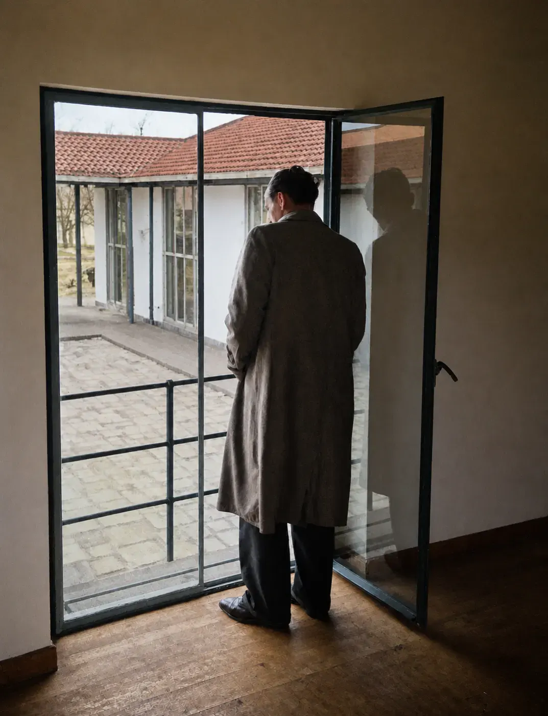 Mann auf einer Terrasse der damaligen „Schlageter-Siedlung“, Düsseldorf 1937