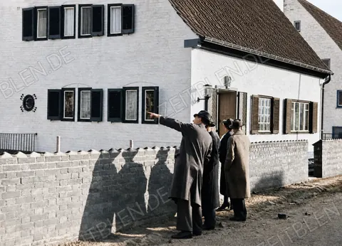 Besucher betrachten Häuser der „Schlageter-Siedlung“, Düsseldorf 1937