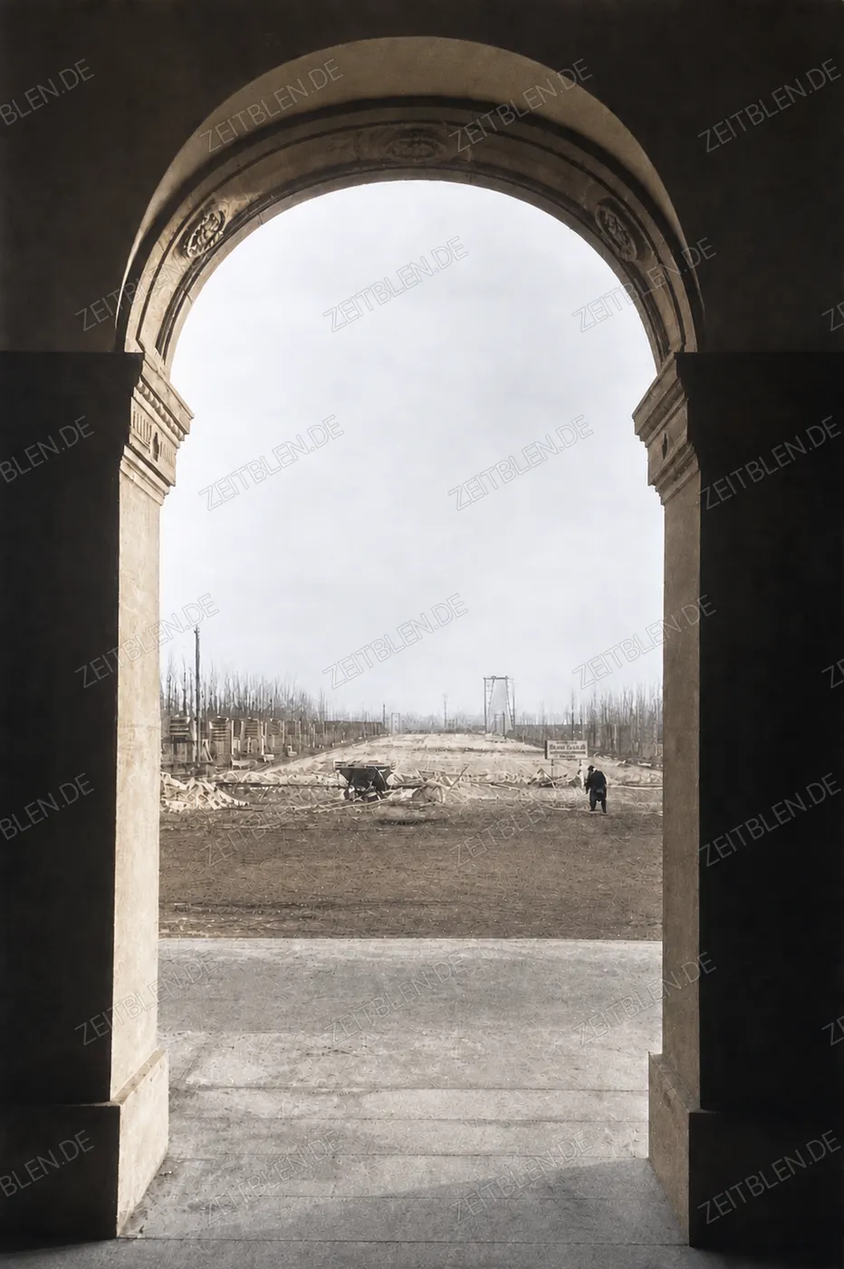 Blick durch ein Rundbogenportal auf das Ausstellungsgelände, Düsseldorf Februar 1937