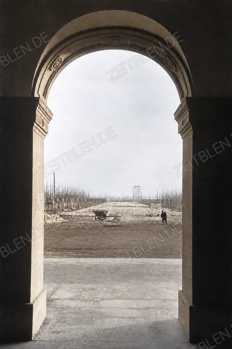 Blick durch ein Rundbogenportal auf das Ausstellungsgelände, Düsseldorf Februar 1937