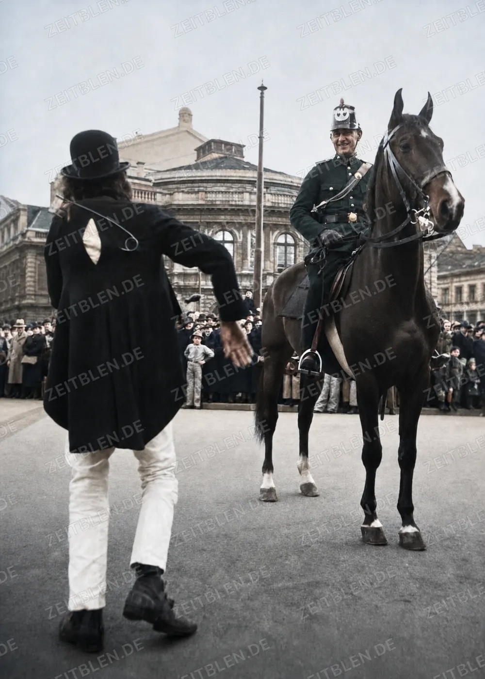 Karnevalist und berittener Polizist in Düsseldorf 1937