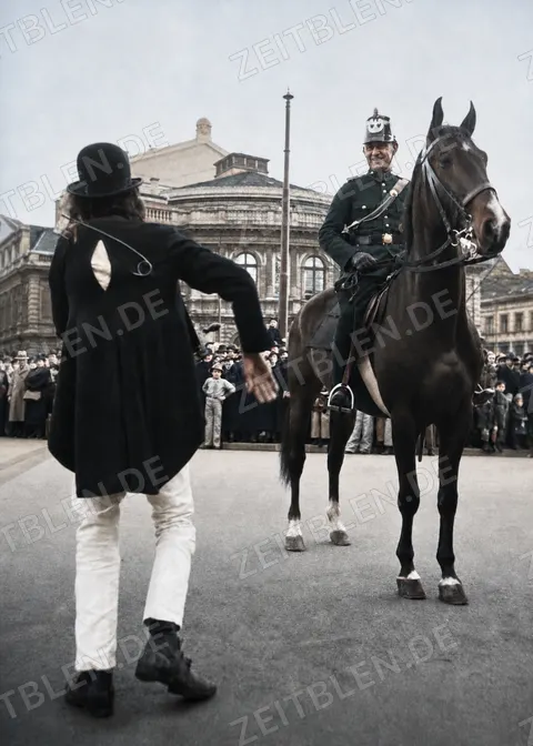 Karnevalist und berittener Polizist in Düsseldorf 1937