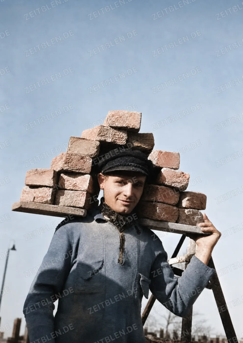 Bauarbeiter mit Ziegeltrage beim Ausstellungsaufbau 1937