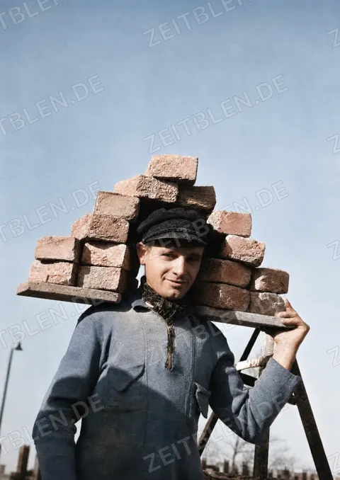 Bauarbeiter mit Ziegeltrage beim Ausstellungsaufbau 1937