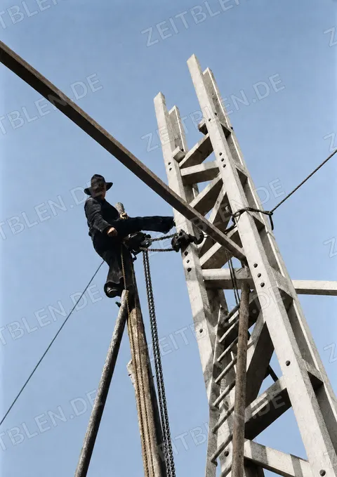 Arbeiter am Kranmast der Reichsausstellungsbaustelle, Düsseldorf Februar 1937