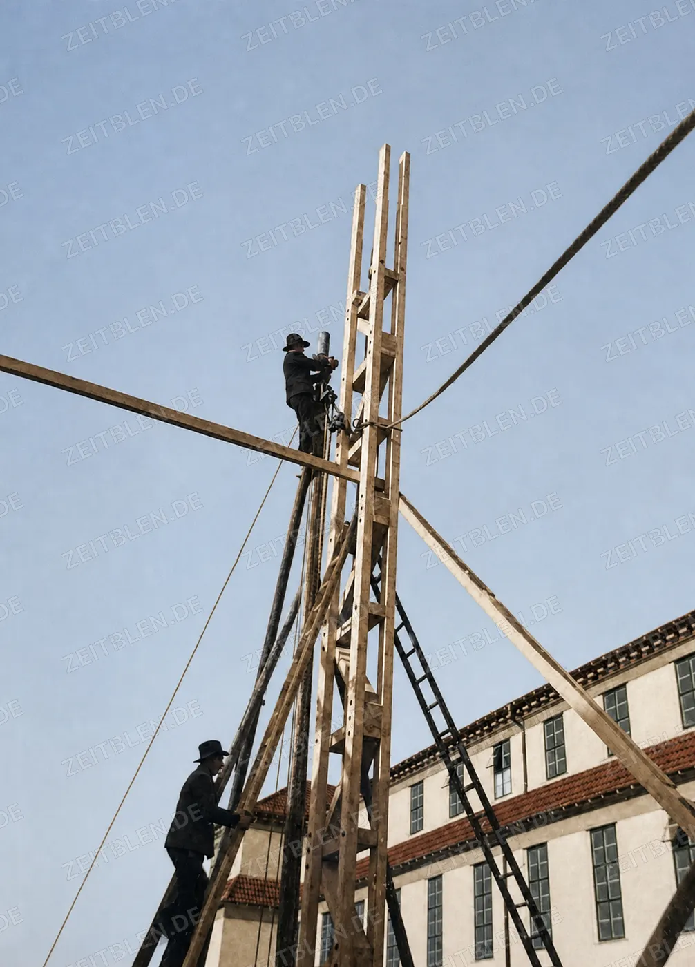 Arbeiter an einer Holzkonstruktion für die Reichsausstellung 1937