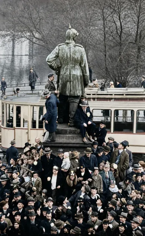 Karneval am Bismarck-Denkmal in Düsseldorf 1937