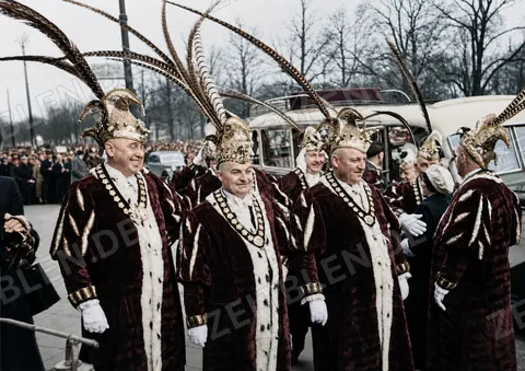 Karnevalsdelegation mit Federhüten in Düsseldorf, Februar 1937