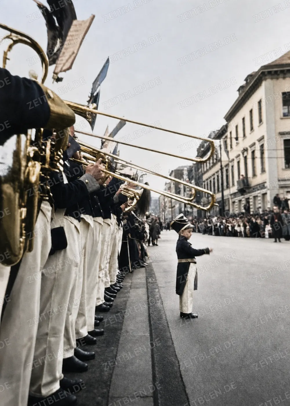 Kleiner Dirigent vor Posaunisten beim Karneval 1937