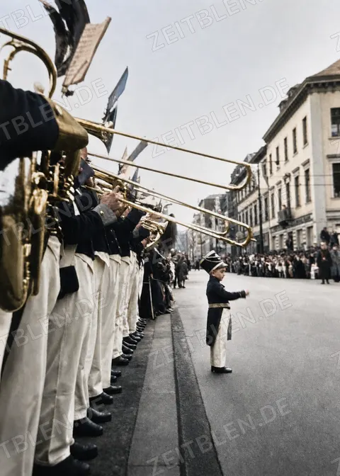 Kleiner Dirigent vor Posaunisten beim Karneval 1937