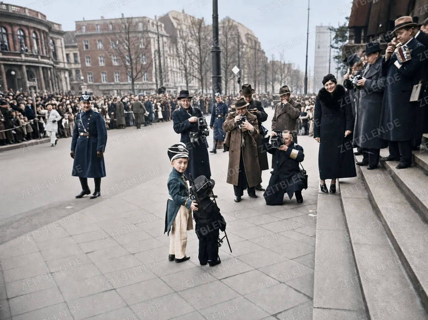 Fotografen und kostümierter Junge beim Düsseldorfer Karneval, Februar 1937