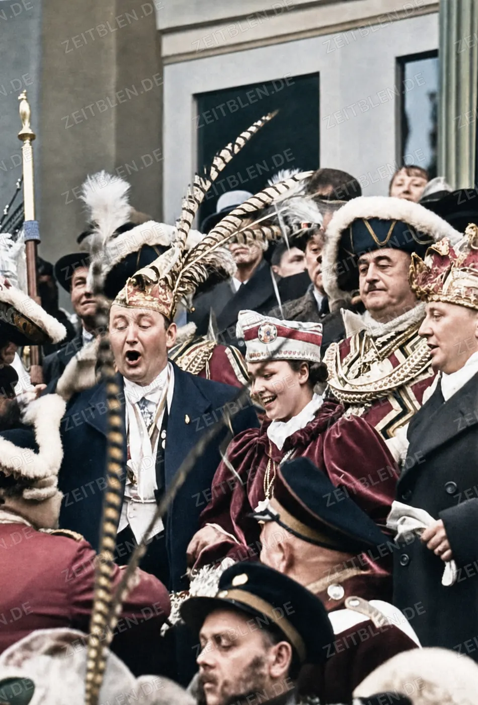 Ausgelassene Kostümgruppe beim Düsseldorfer Karneval, Februar 1937