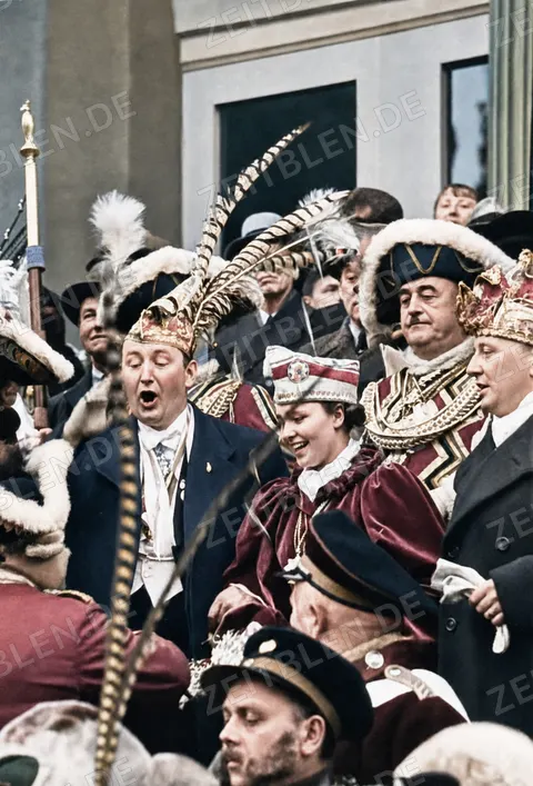 Ausgelassene Kostümgruppe beim Düsseldorfer Karneval, Februar 1937