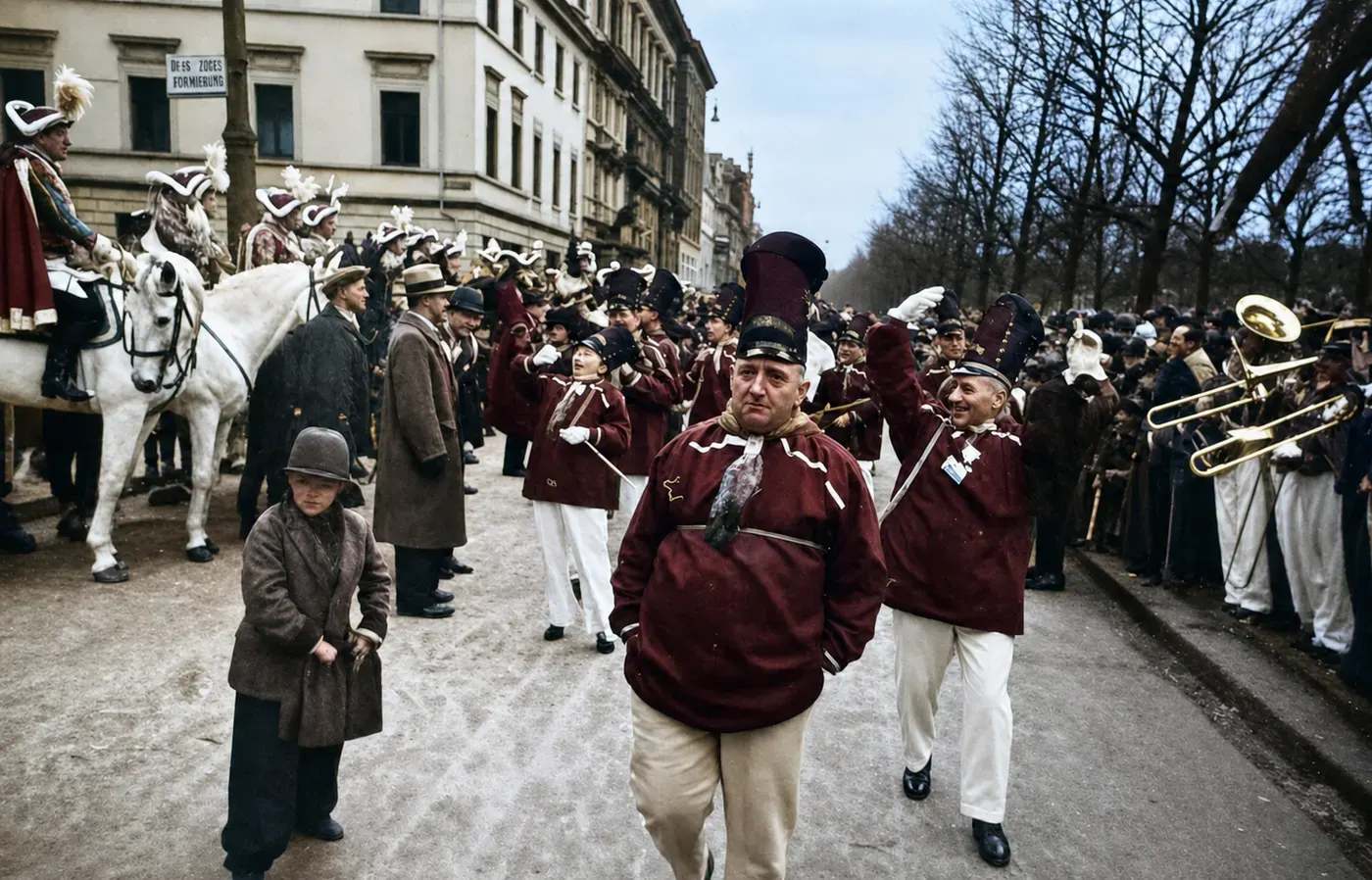 Musikanten und Kinder im Düsseldorfer Karnevalszug 1937