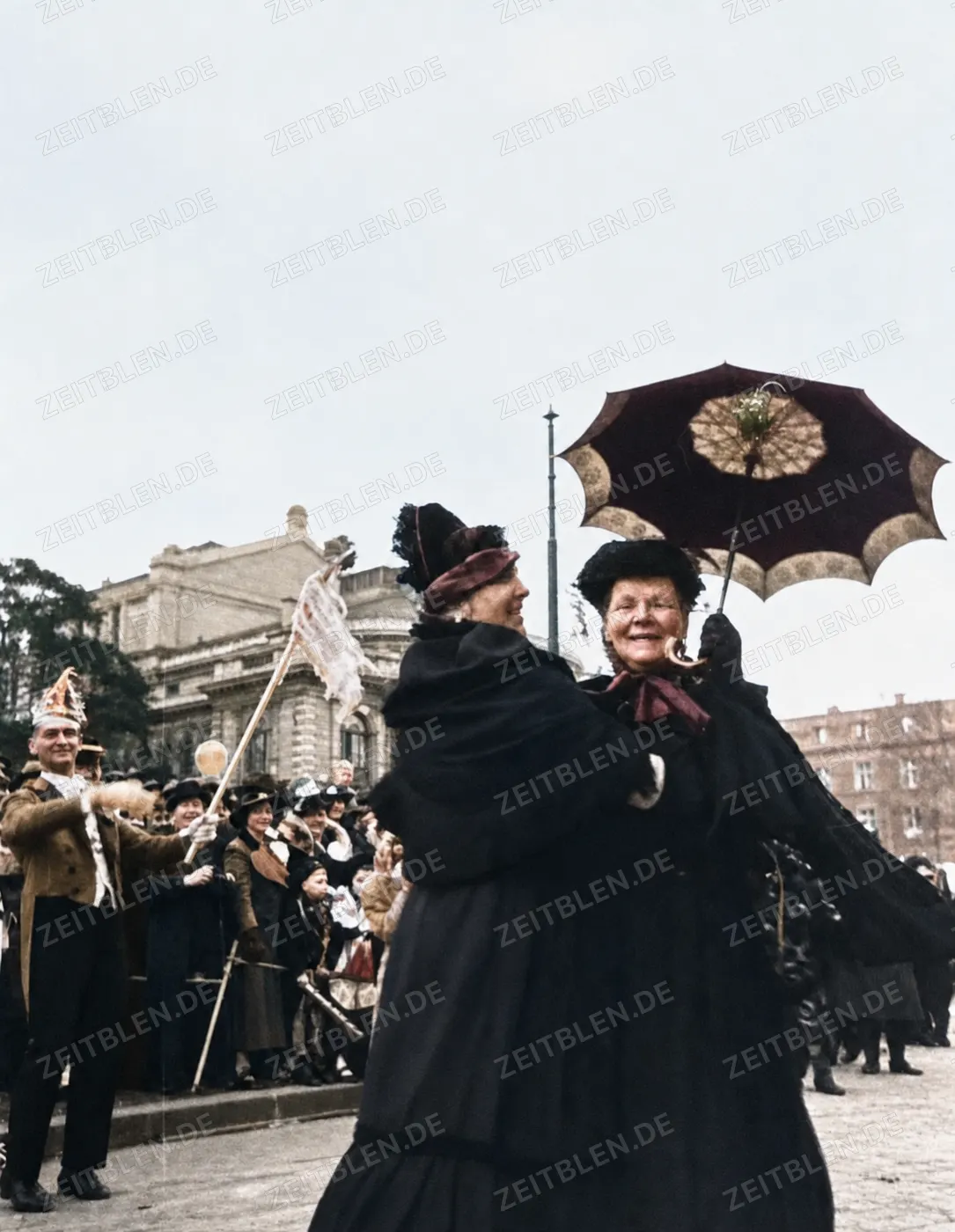 Frauen mit Schirm beim Düsseldorfer Karneval 1937