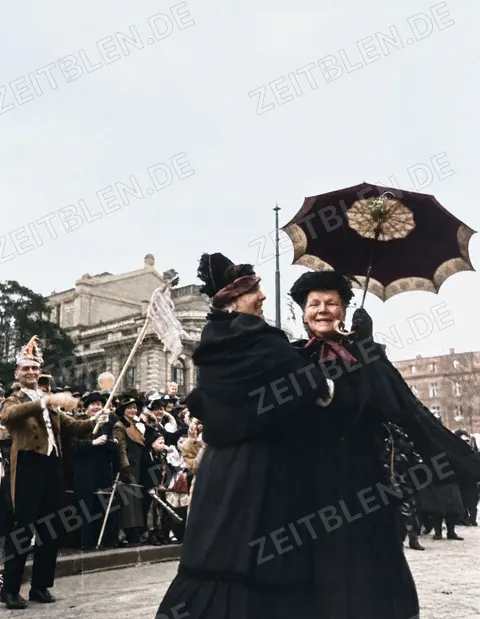 Frauen mit Schirm beim Düsseldorfer Karneval 1937