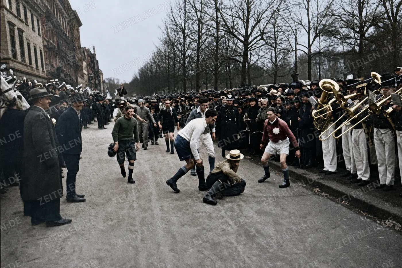 Karnevalistische Straßenszene mit Musikkapelle in Düsseldorf, Februar 1937