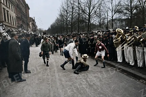 Karnevalistische Straßenszene mit Musikkapelle in Düsseldorf, Februar 1937