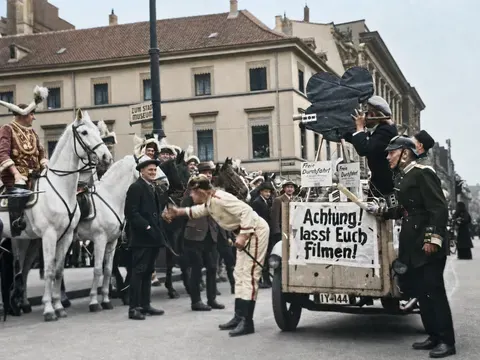 Filmwagen beim Düsseldorfer Karneval, Februar 1937