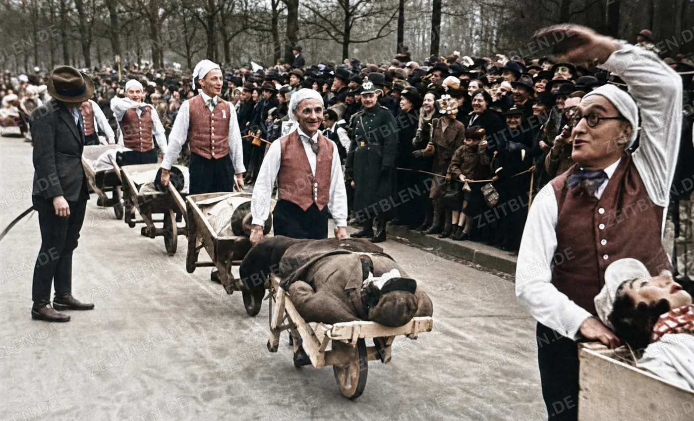 Karnevalistischer Krankentransport mit Schubkarren in Düsseldorf, Februar 1937