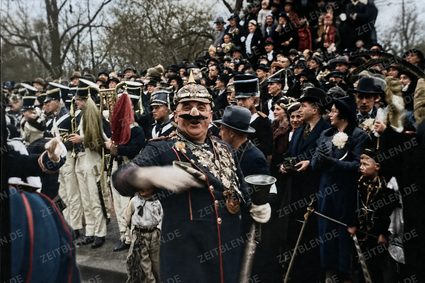 Närrischer Uniformdarsteller im Düsseldorfer Karneval, Februar 1937