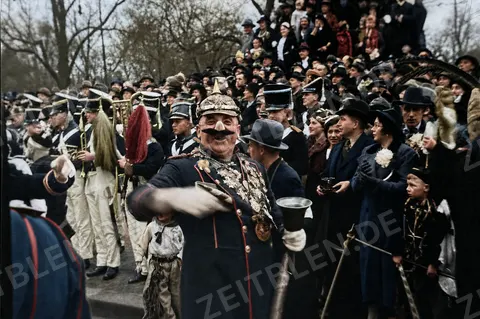 Närrischer Uniformdarsteller im Düsseldorfer Karneval, Februar 1937