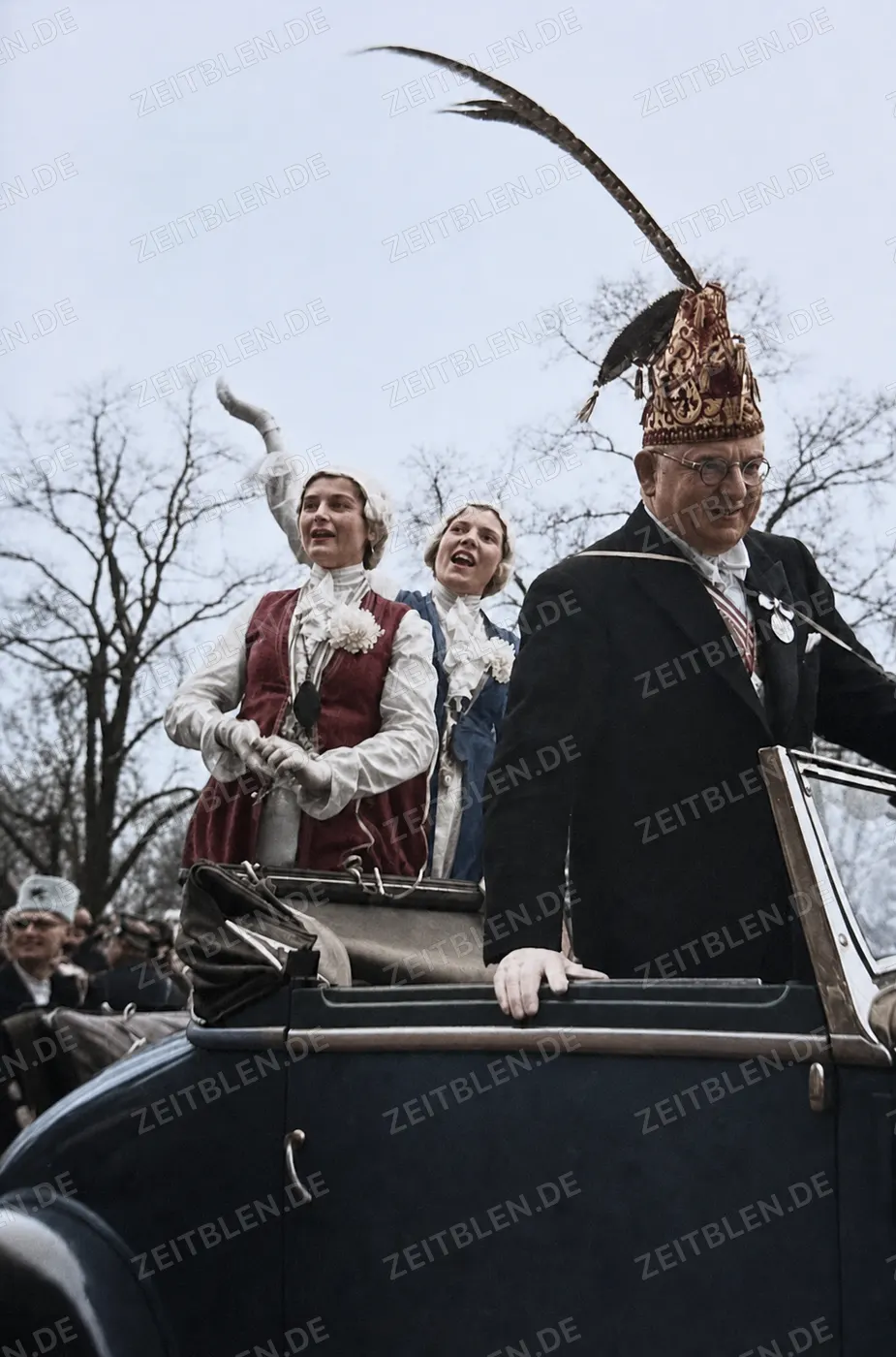 Karnevalswürdenträger im offenen Wagen, Düsseldorf 1937