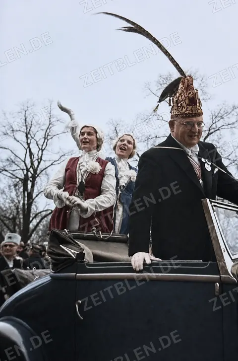 Karnevalswürdenträger im offenen Wagen, Düsseldorf 1937