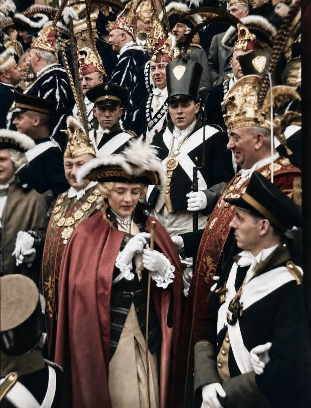 Karnevalswürdenträger und kostümierte Frau in Düsseldorf, Februar 1937