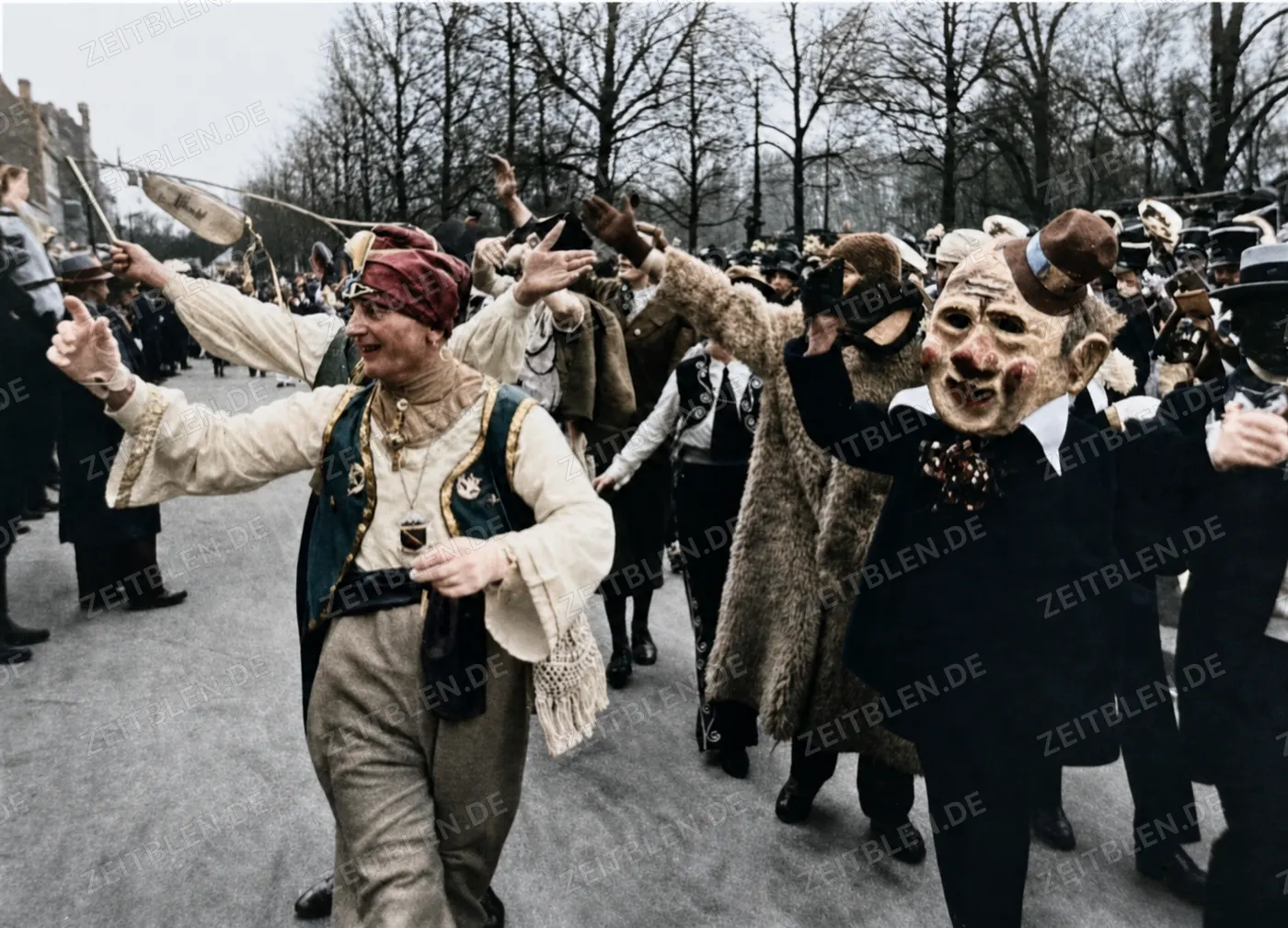 Kostümierte Fußgruppe beim Düsseldorfer Karneval 1937