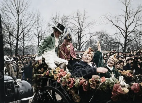 Grüße vom geschmückten Karnevalswagen in Düsseldorf, Februar 1937
