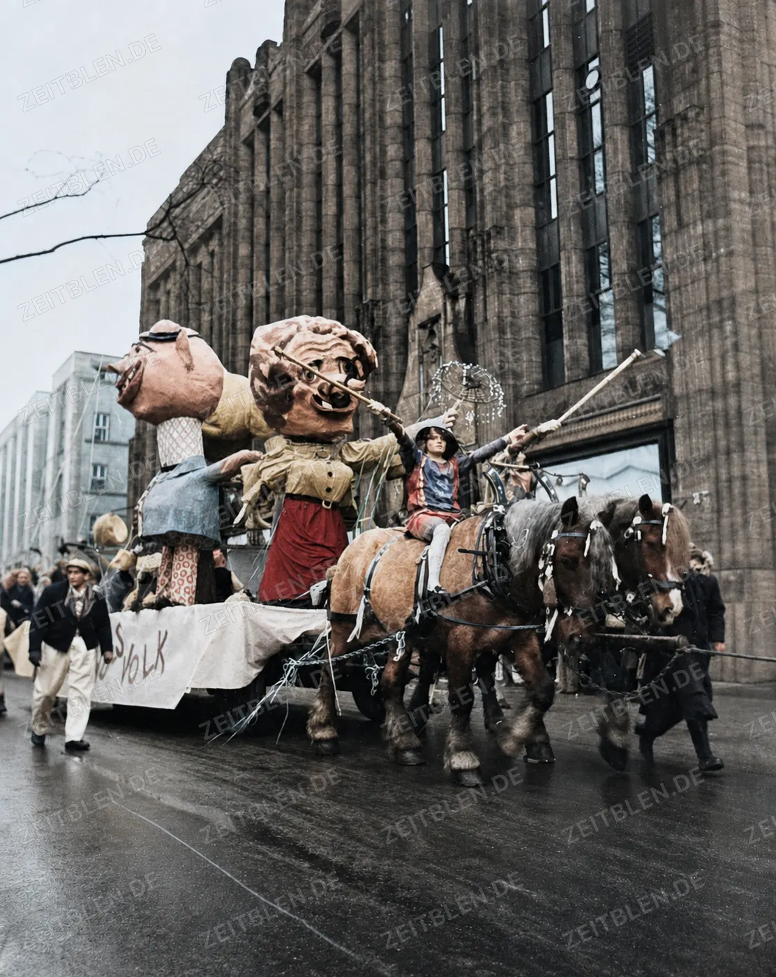Pferdegezogener Karnevalswagen mit Großfiguren in Düsseldorf 1937