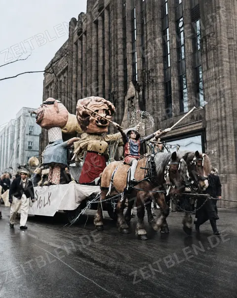 Pferdegezogener Karnevalswagen mit Großfiguren in Düsseldorf 1937